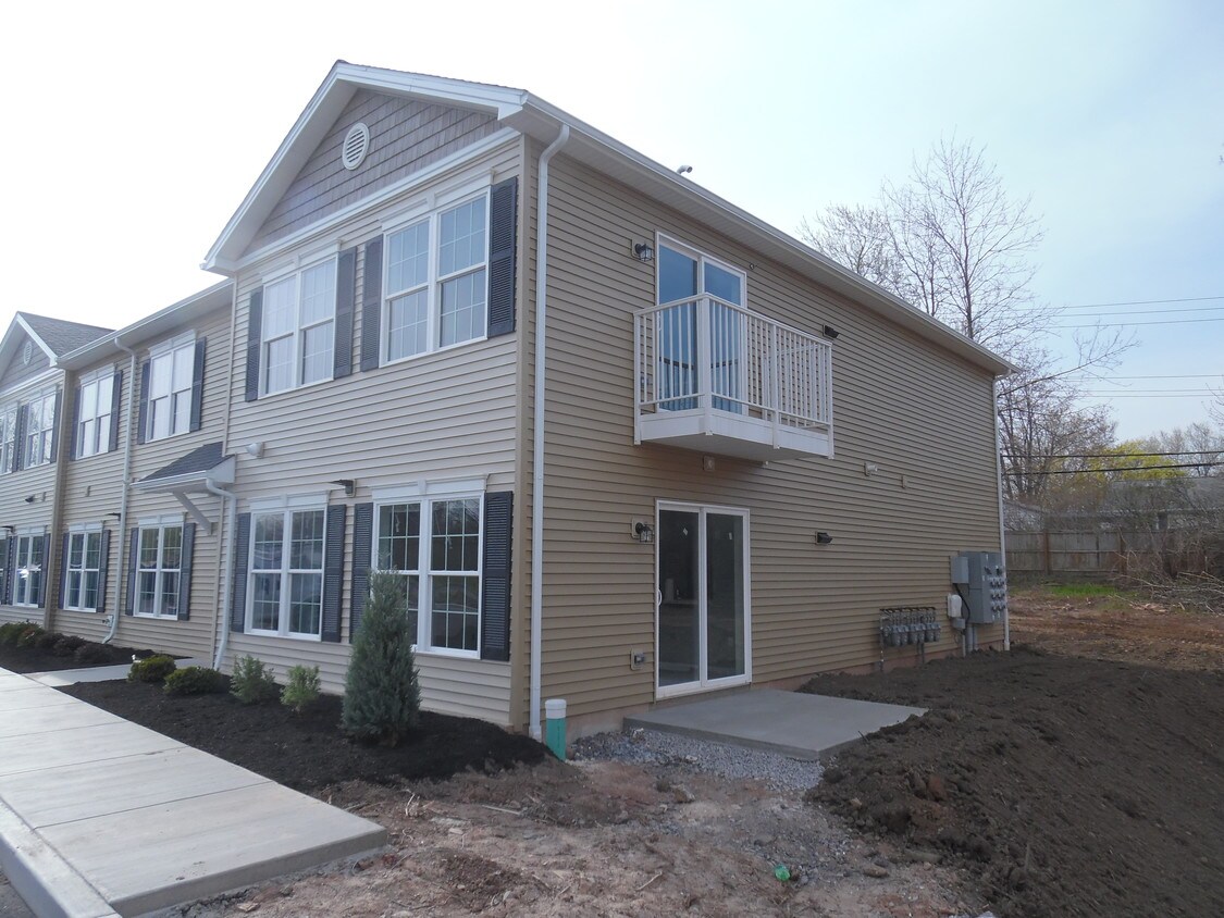 End unit with patio - 120 Flint Rd