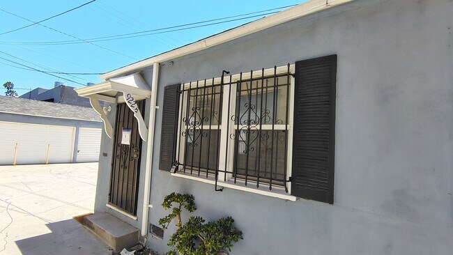 Exterior de la unidad - 920 N Hayworth Ave