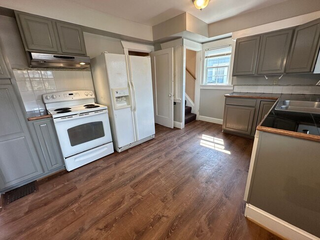 Foto del edificio - Large 5 Bedroom with Bonus Room in NE Port...