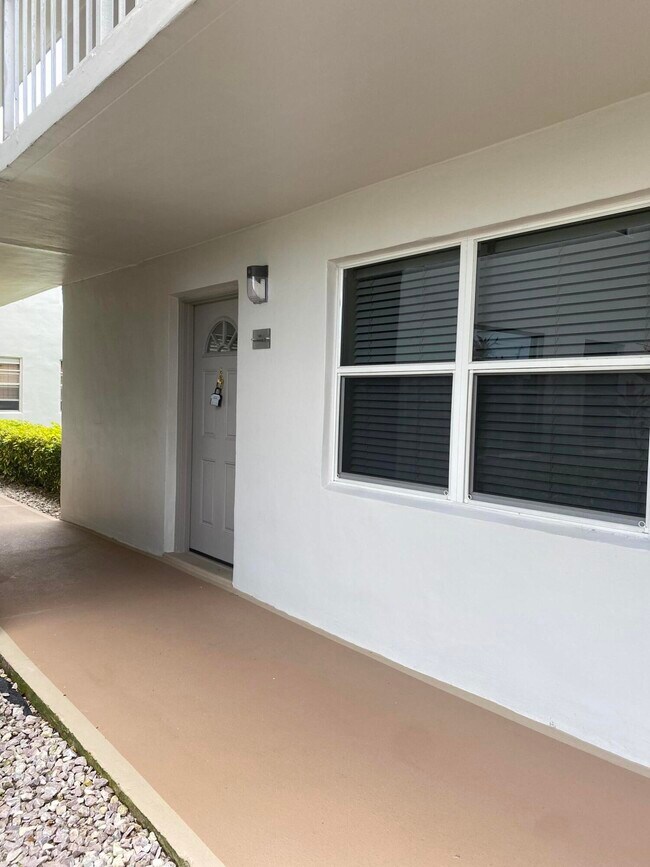 Building Photo - 148 Normandy Ln