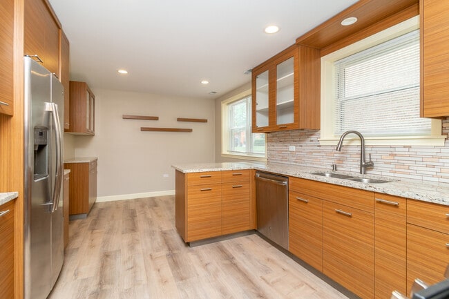 Building Photo - 8060 N Oriole Ave