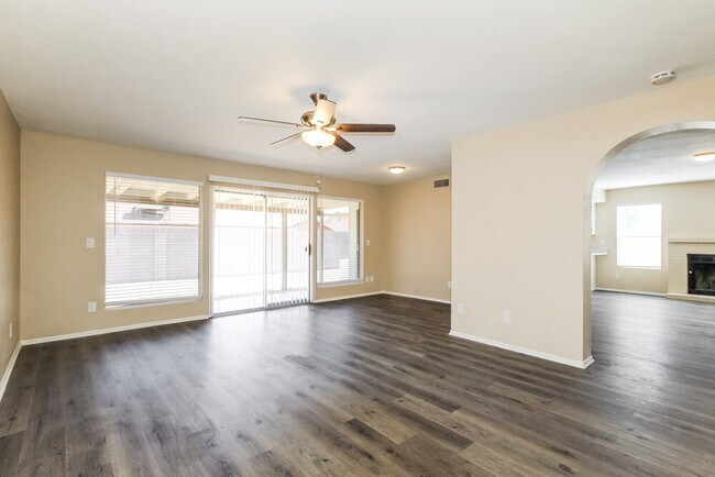 Foto del edificio - 8001 W Sweetwater Ave