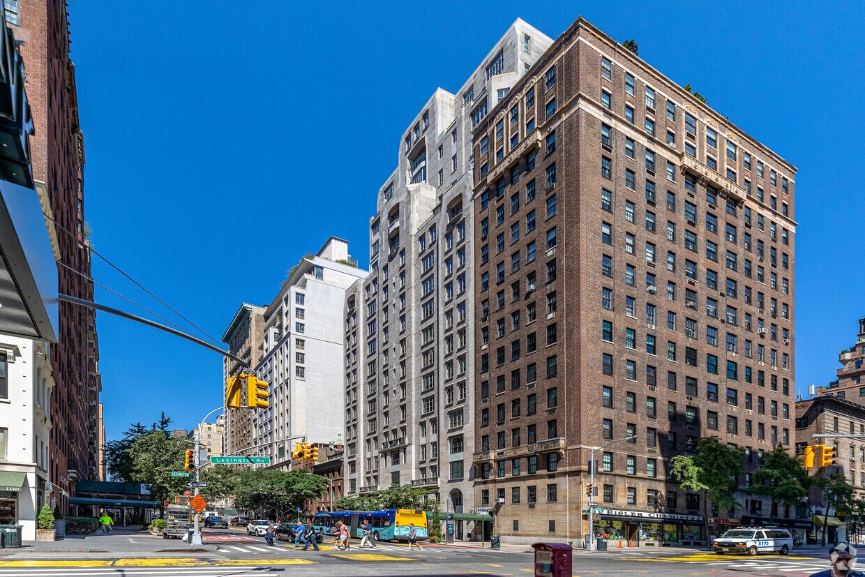 Vista desde la calle - 135 E 79th St