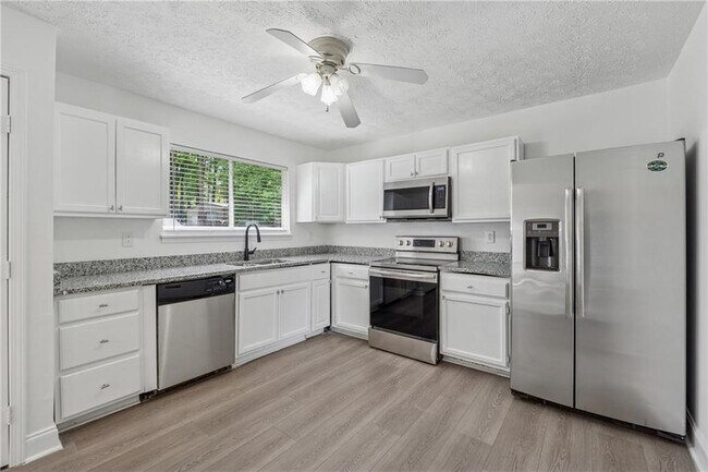 Building Photo - 9176 Greenwood Dr