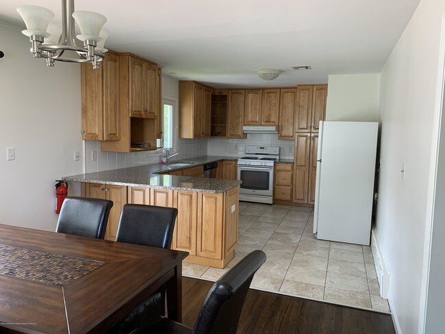 Building Photo - 135 Ampere Ave