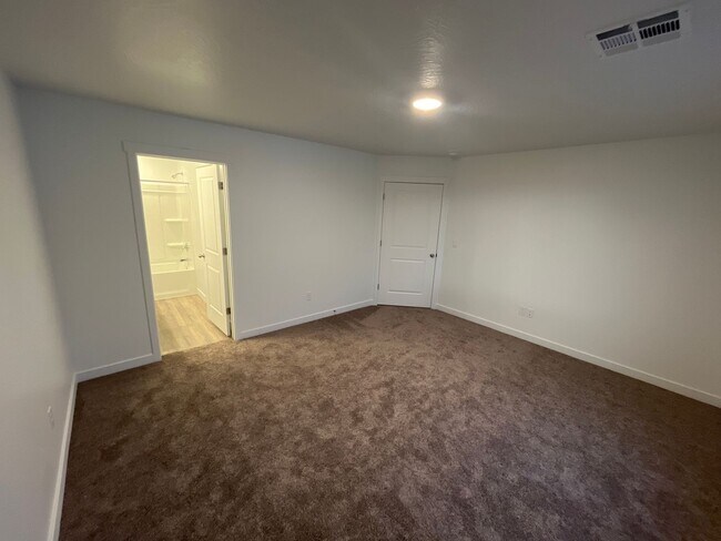 Building Photo - Modern Four Bed Home