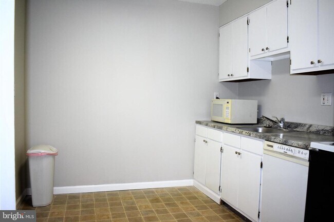 Building Photo - 400 Glendale Rd