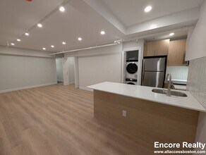 Building Photo - 2 Joy St