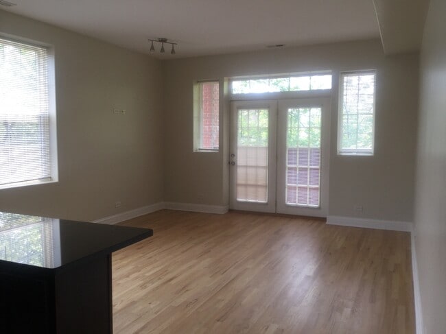 Frontroom - 6549 S Minerva Ave