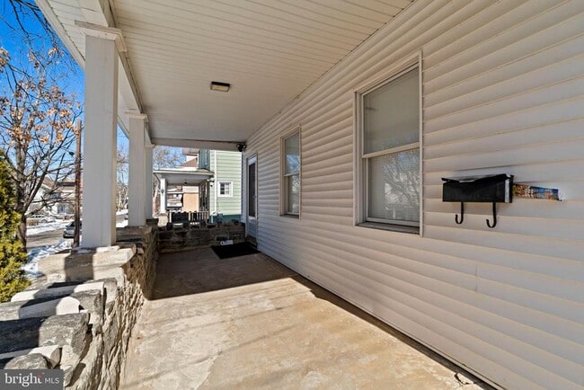 Building Photo - 233 Melrose Ave