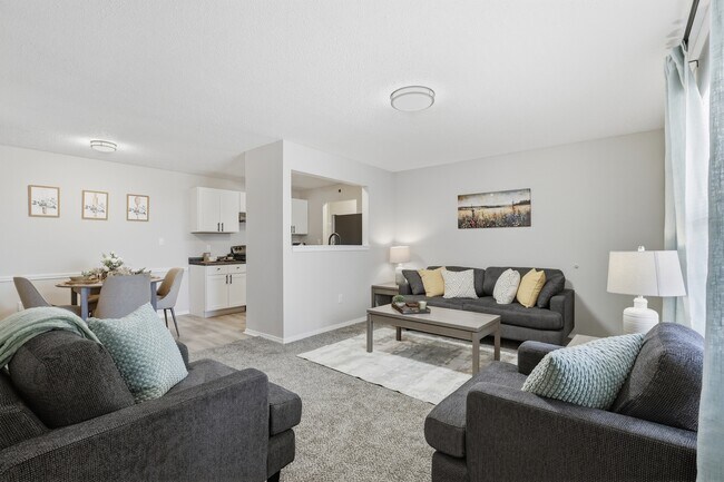 Sala de estar luminosa y de concepto abierto con espacio para relajarse o entretenerse. - Welcome to Edmond at Twenty500, where luxury meets convenience!