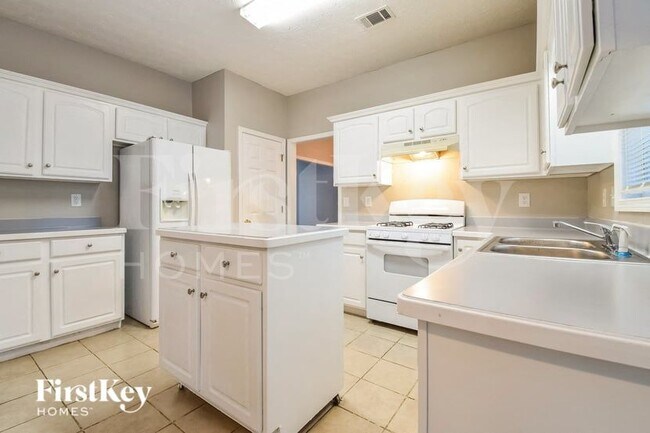 Building Photo - 821 Charles Hall Dr