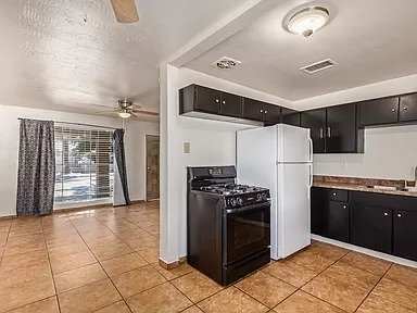 Building Photo - Beautiful Home