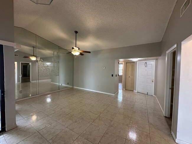 Building Photo - 1024 S Independence Dr