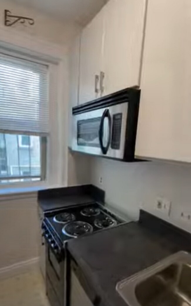 Building Photo - Beautiful Studio Condo in Vibrant Brighton!