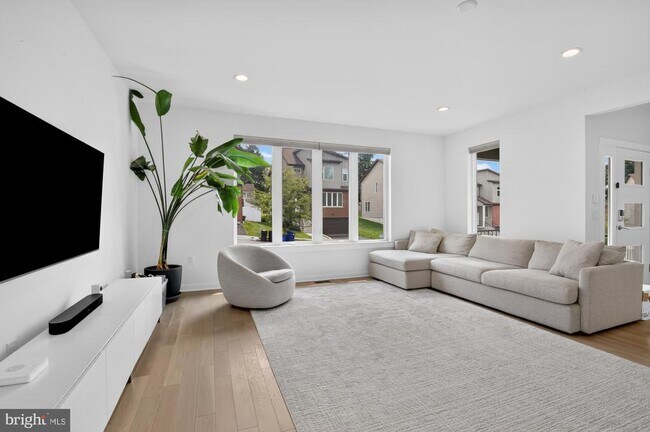 Foto del edificio - 7354 Ridge Ave