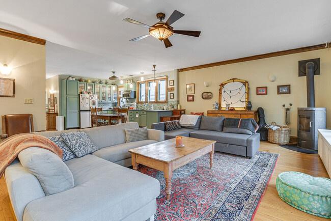 Building Photo - 2021 W Dickens Ave