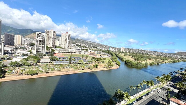 Building Photo - AVAILABLE NOW - SPACIOUS 2BD/1BA WITH 1 COVERED SECURED PARKING!