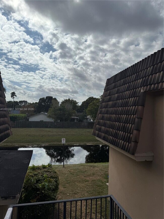 Foto del edificio - 10916 Royal Palm Blvd