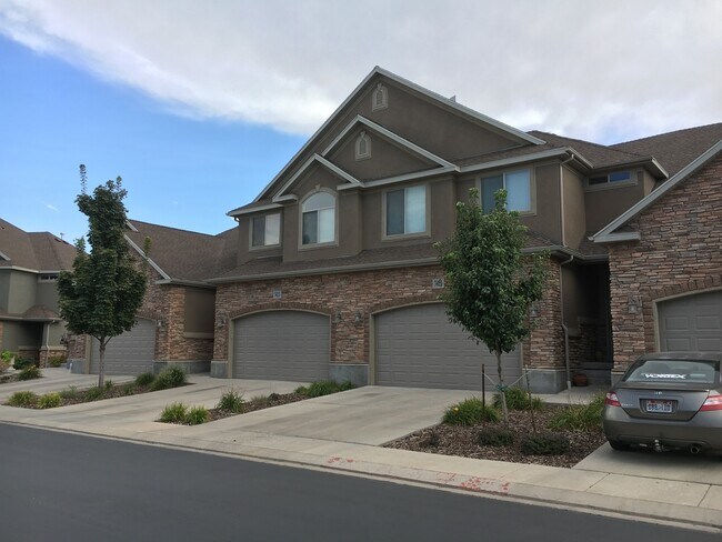Building Photo - Riverton Townhome with Large Floorplan