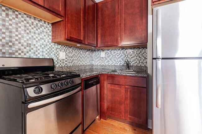 Foto del edificio - 3720-3725 N Pine Grove Ave