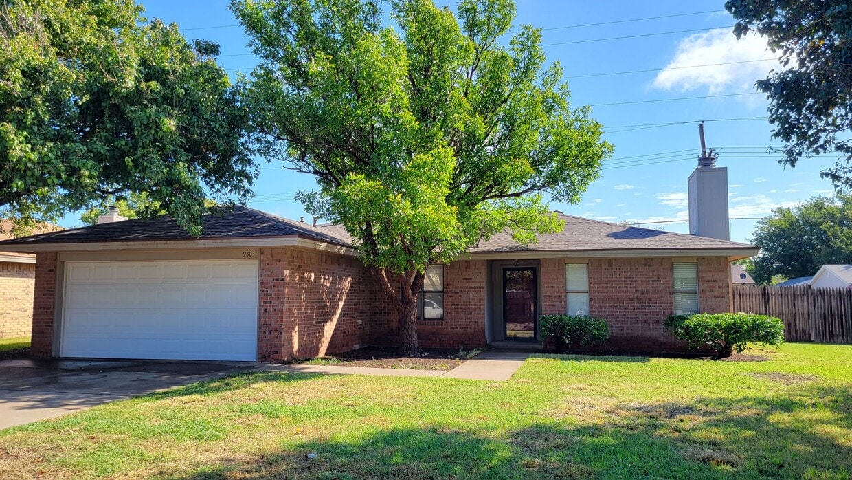 Cozy 3/2/2 Brick Home! Available Now!! House Rental in Lubbock, TX