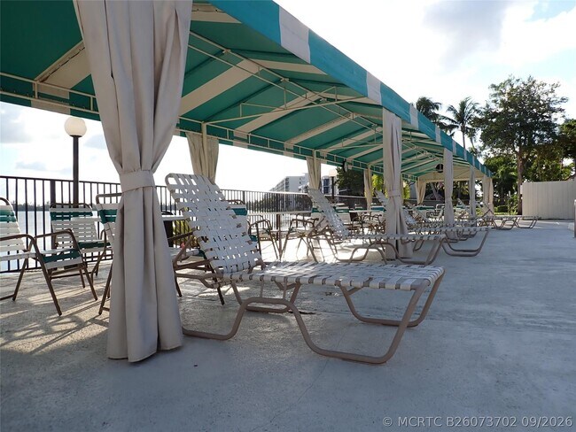 Foto del edificio - 106 Lake Emerald Dr