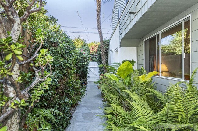 Foto del edificio - 2381 Oxford Ave
