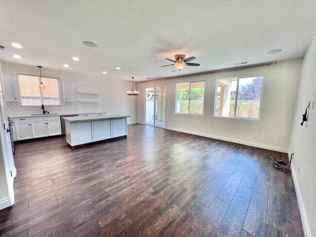 Foto del edificio - $2,350 Bullard & Locan, 3 bedroom - Wrenwo...