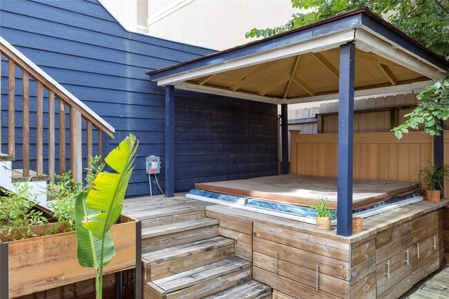 Building Photo - 2415 Dunlavy St