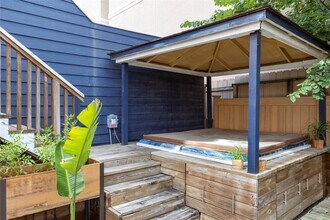 Building Photo - 2415 Dunlavy St