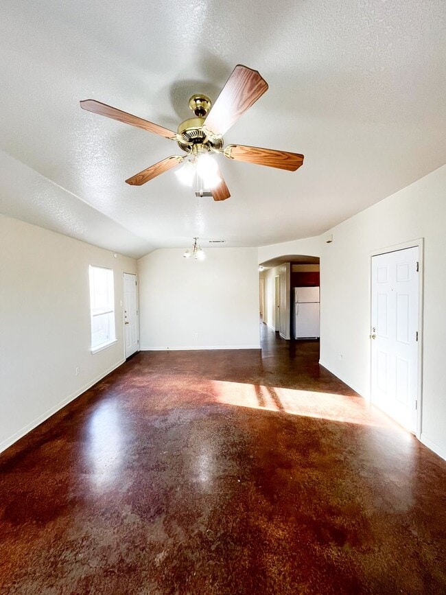 Building Photo - 1913 Charleston Ct