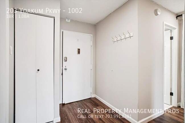 Building Photo - 203 Yoakum Pkwy
