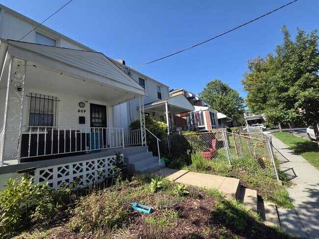 Foto del edificio - 609 Farragut Pl NE