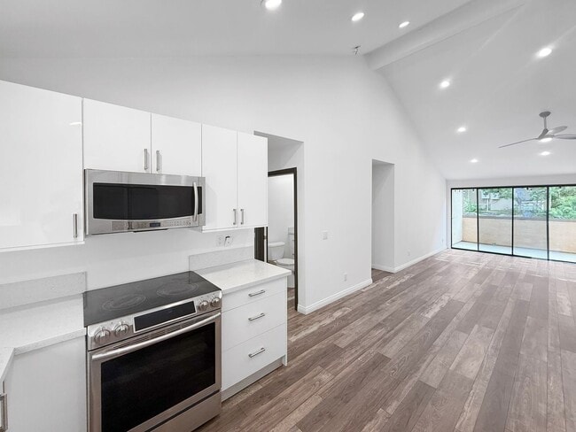 Building Photo - Stunning 2 bed/1.5 bath condo in the desir...