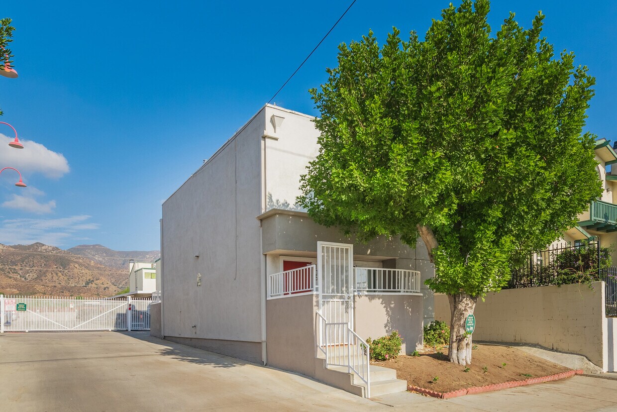 Foto principal - 14345 Foothill Blvd