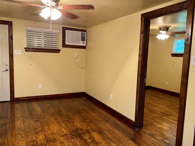 Building Photo - 625 Redbud Ln