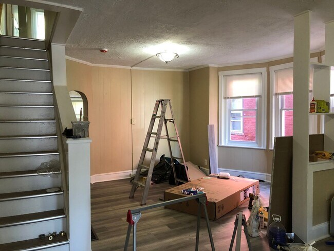 Foto del edificio - Great 3 Bedroom Home! Freshly Painted! New Flooring! Large Living Area! Eat-in-Kitchen! Screened ...