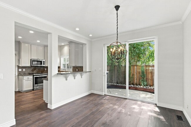 Building Photo - 136 Creekside Village Dr