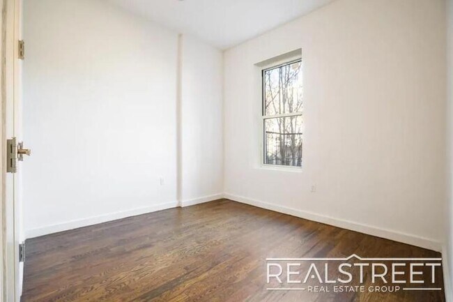 Foto del edificio - 3 BED 1.5 Bath in Bed Stuy