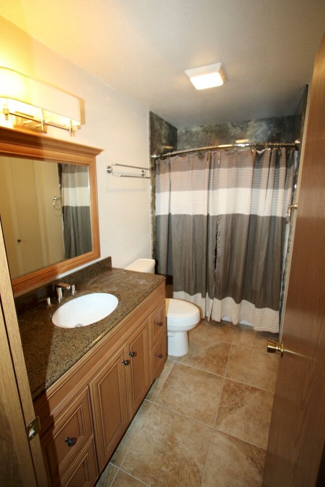 Building Photo - Lovely 3 Bedroom Home in Bayshore!