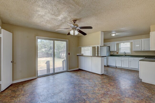 Building Photo - 4 bed,2 bath home in OKC