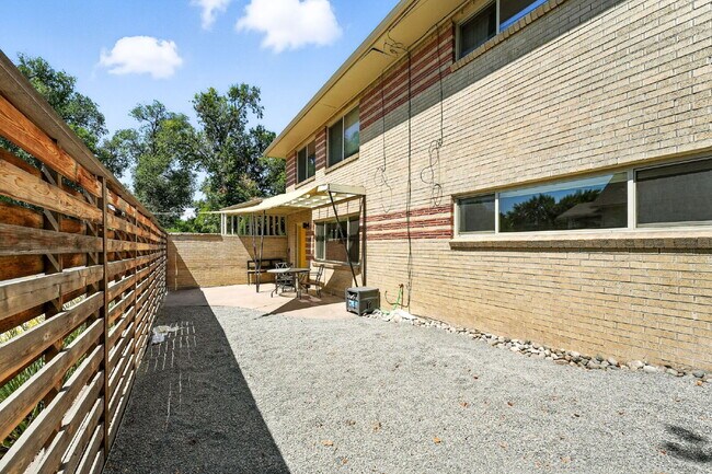 Foto del edificio - Great Property in the DU area!