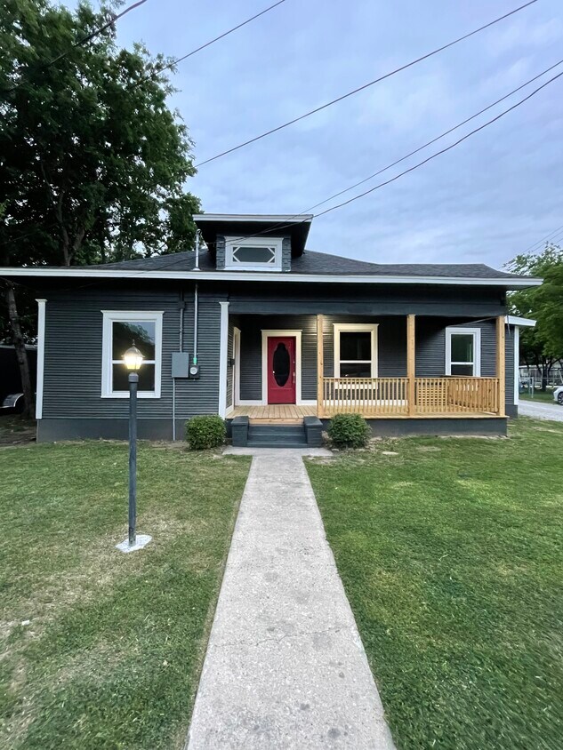 Foto principal - 1005 Ave I