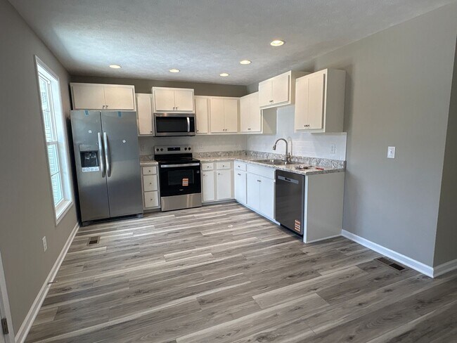 Foto del edificio - Charming New Home with a Rocking Chair Front Porch!