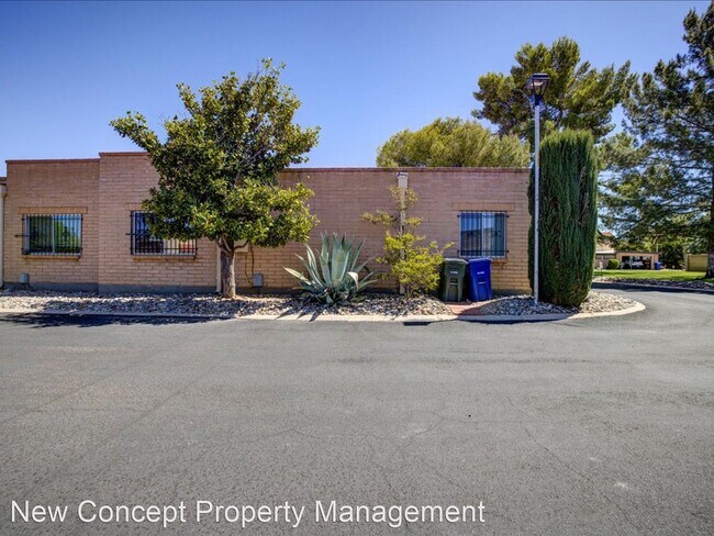 Building Photo - 2 br, 2 bath House - 8417 E. Foursome Lane
