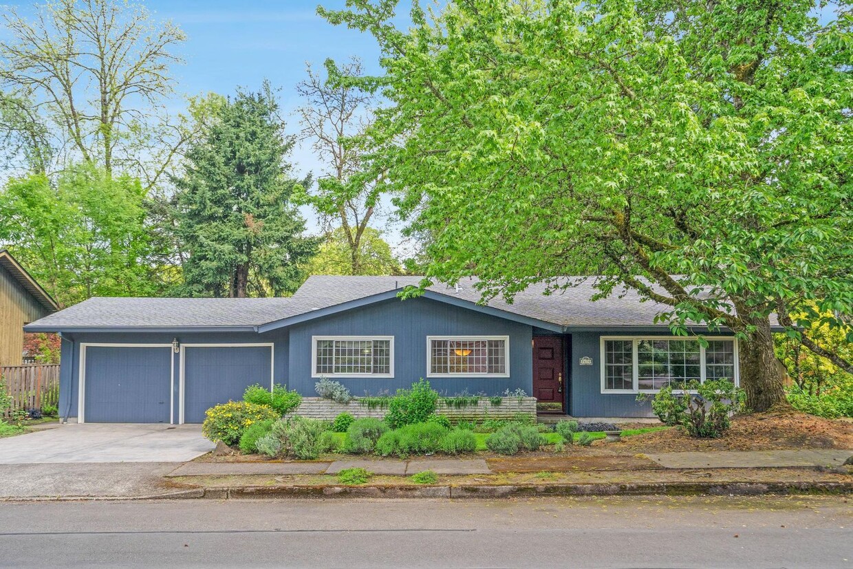 Primary Photo - Spacious, well-cared for 4-bdrm/3-bath spl...