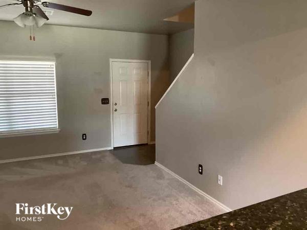 Building Photo - 2513 Demotte Dr