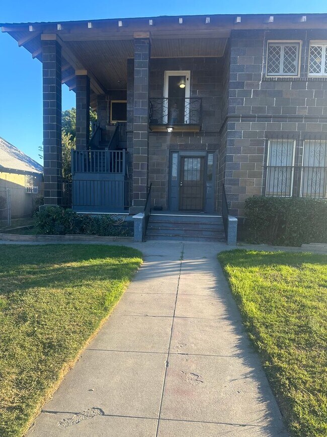 Foto del edificio - Charming 3-Bedroom Home with Detached Gara...