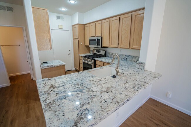 Foto del edificio - 2-Bedroom Townhome in Valencia's Cheyenne ...